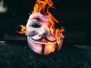 【独自】ある日突然、マンガやアニメが買えなくなる！？文化を燃やす「金融検閲」の実態