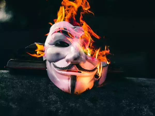 【独自】ある日突然、マンガやアニメが買えなくなる！？文化を燃やす「金融検閲」の実態