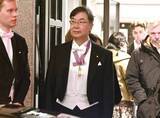 「【ノーベル賞授賞式】坂口志文さん、北川進さんにメダル授与」の画像1