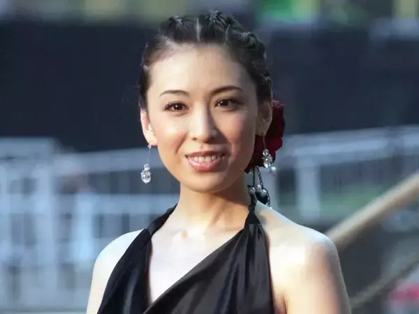 雛形あきこ、封印の水着グラビア解禁！往年のファン歓喜「僕らの青春を取り戻してくれた」