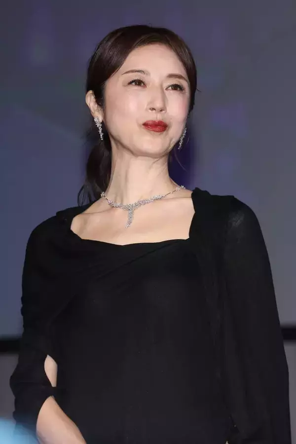 「「輝き続けてきた証」芸能生活40周年の高岡早紀に日本ジュエリーベストドレッサー賞！」の画像