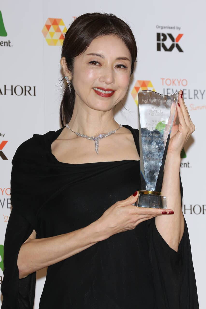 「輝き続けてきた証」芸能生活40周年の高岡早紀に日本ジュエリーベストドレッサー賞！