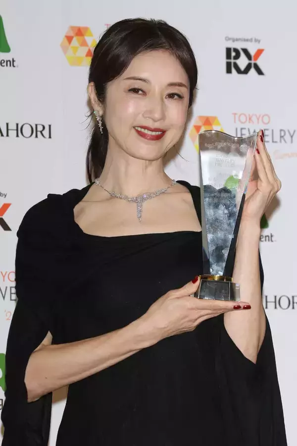 「「輝き続けてきた証」芸能生活40周年の高岡早紀に日本ジュエリーベストドレッサー賞！」の画像