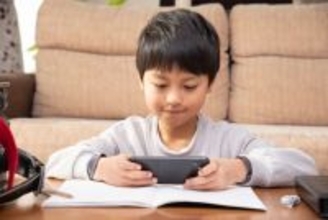 【相関判明】「スマホ依存」で子どもたちの学力が暴落！さらに「スマホ認知症」になる恐れも