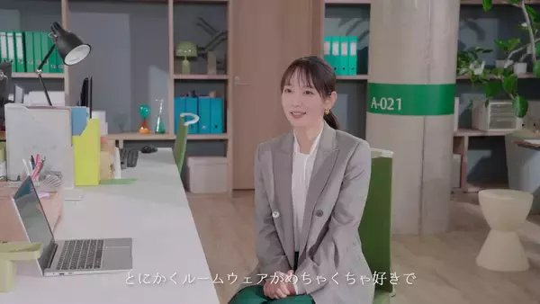 「なぜ男は「吉岡里帆」のシゴデキOL姿に興奮し、癒されるのか？　吉岡が語る「全部脱ぎ捨てて身を包まれたい」その真意」の画像