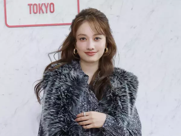 谷まりあ、ファーと美脚で唯一無二の存在感「秋は一番ファッションが楽しい」