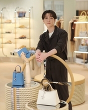 渡辺翔太が“イタリアのバカンス”の世界観に華麗なる登場。伊勢丹新宿店で開催中「トッズ」ポップアップイベント