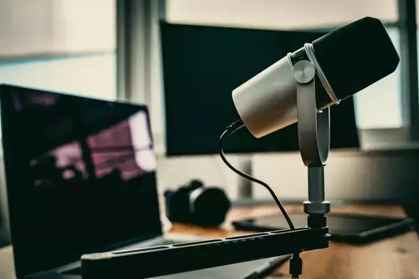 エド・シーラン、2人の友人の体臭を嗅ぎ比べることに…「なんてこった！」悶絶の結果