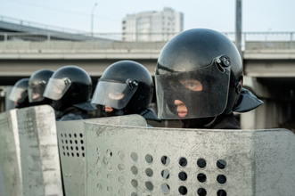 英でAI搭載「ロボット警察官」数年で導入開始か。100m先の容疑者をスキャン可能