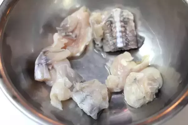 「埼玉一の風俗街からガチ中華タウンへ 西川口の老舗で食べる孔子末裔の「カエル料理」」の画像