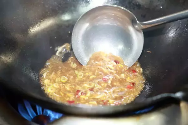 「埼玉一の風俗街からガチ中華タウンへ 西川口の老舗で食べる孔子末裔の「カエル料理」」の画像