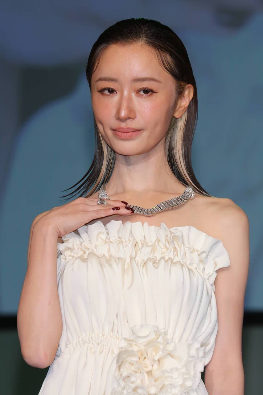 松本まりか「1億5千万円ジュエリー」の輝きも、高市首相参加で心は曇り空？