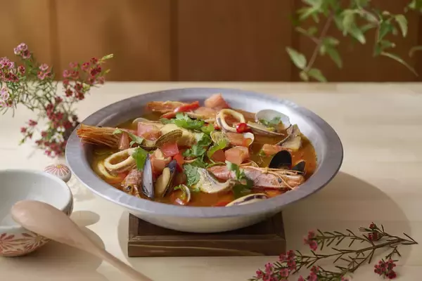 「この冬、鍋で“世界を旅する”。シェラトン・グランデ・トーキョーベイ・ホテル「世界の鍋フェア」が大人の食欲を刺激する」の画像