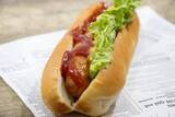 「ニューヨーク名物ホットドッグ早食い大会、チャンピオン「10分間66本」で17連覇」の画像1