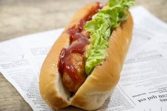 ニューヨーク名物ホットドッグ早食い大会、チャンピオン「10分間66本」で17連覇