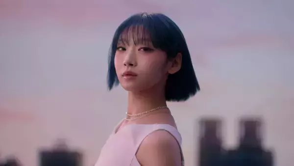 「HANAの“青髪担当”JISOO、大胆イメチェンを予告？「ピンクは絶対やってみたい！」」の画像