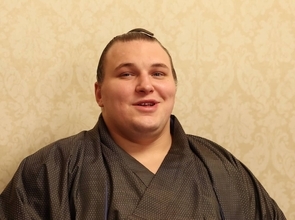 ウクライナ出身の安青錦が3年半で初優勝！涙でぐしゃぐしゃの付け人と抱き合う姿も