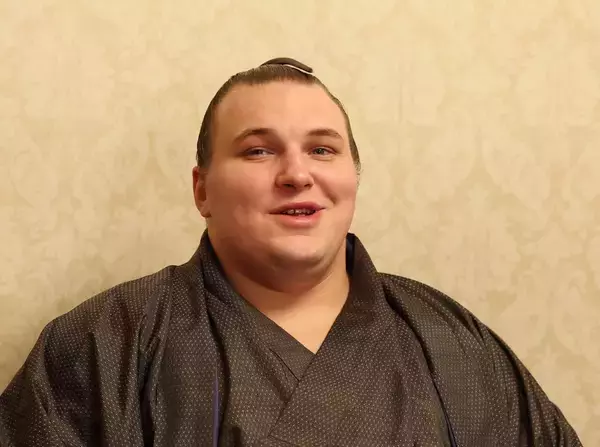 ウクライナ出身の安青錦が3年半で初優勝！涙でぐしゃぐしゃの付け人と抱き合う姿も