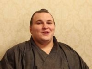 ウクライナ出身の安青錦が3年半で初優勝！涙でぐしゃぐしゃの付け人と抱き合う姿も