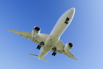 ロンドンの空港でボーイング機が謎の飛行物体と衝突危機。ドローンのようなものが高速で通過