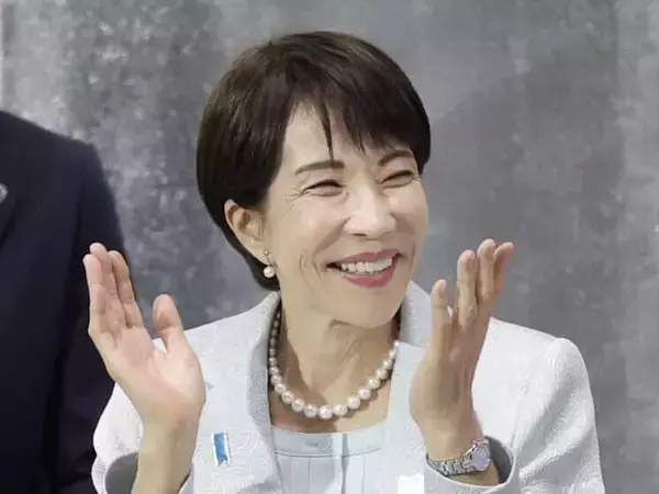 「みっともない」高市首相、天皇皇后両陛下ご臨席の式典での“フェスノリ”に批判殺到