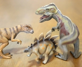 イングランドで、世界最大規模の恐竜の足跡群が発見される！