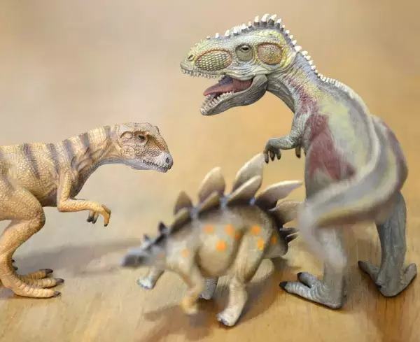イングランドで、世界最大規模の恐竜の足跡群が発見される！