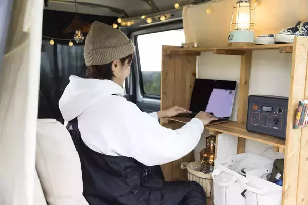 50歳女性が車中泊とライブ配信アプリにハマってみたら。30代彼氏との「結婚はない」幸せな今【谷口友妃】
