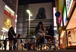 新宿歌舞伎町の「トー横」で決闘！暴行死疑い、飲酒でトラブルか…26歳男を逮捕