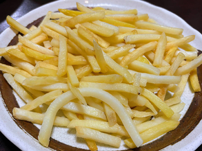 フライドポテト輸送中のトラックが炎上。消防隊員は「ケチャップを持って行きたかった…」迅速に消火し怪我人なし
