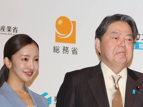 林総務大臣が板野友美を「ともちん」呼び！“経済の国勢調査”広報イベントで衝撃の一幕