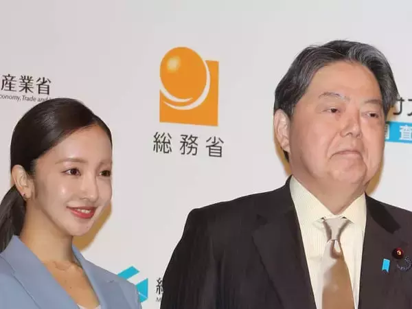 林総務大臣が板野友美を「ともちん」呼び！“経済の国勢調査”広報イベントで衝撃の一幕