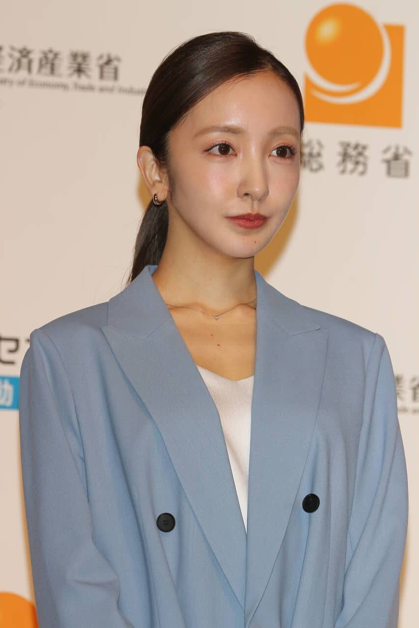 林総務大臣が板野友美を「ともちん」呼び！“経済の国勢調査”広報イベントで衝撃の一幕