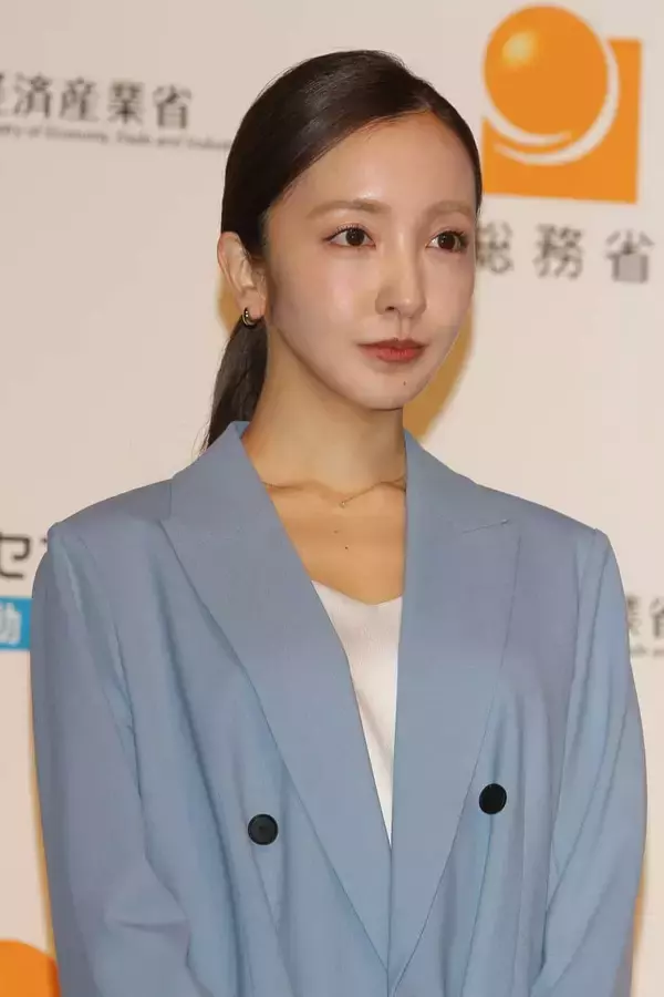 「林総務大臣が板野友美を「ともちん」呼び！“経済の国勢調査”広報イベントで衝撃の一幕」の画像