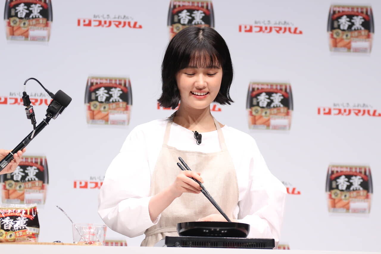 原菜乃華「小さいころから食べている、大好き」激推ポークの炒め料理に挑戦