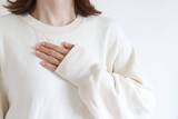「「飲み込むたびに心臓が停止する」恐怖の希少疾患…女性救った治療法は」の画像1
