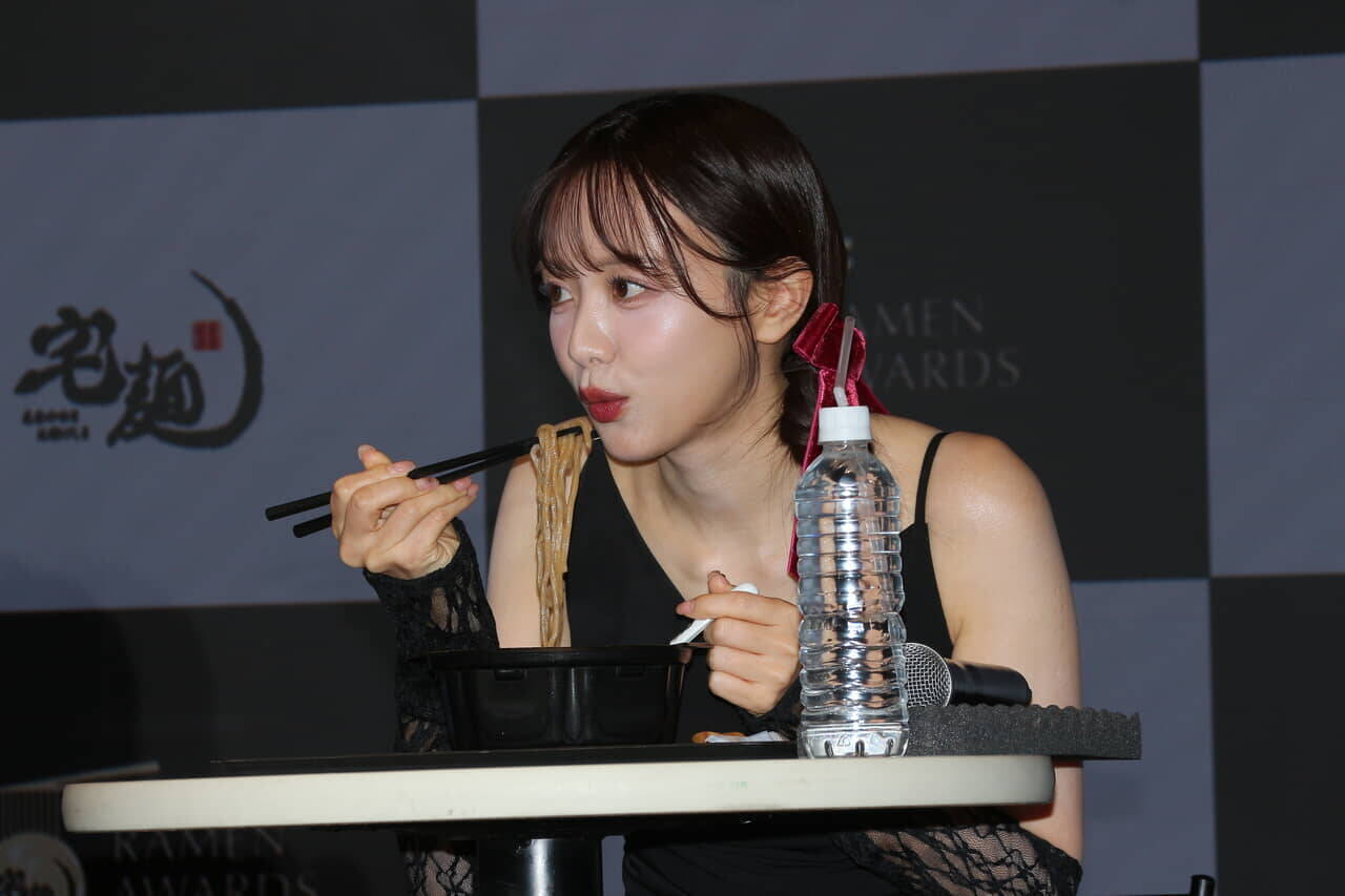 ベテランラーメン系YouTuberが“食レポ”完敗…「北の熱気 味噌一閃！」も虚しく崩れ落ちる