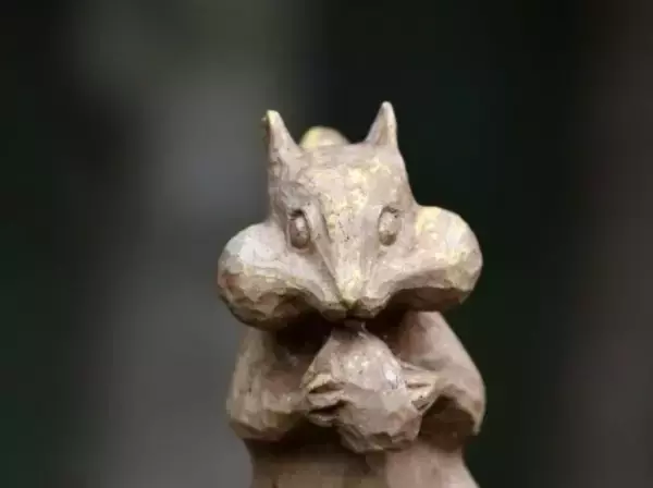 「まるで一服…？」電子タバコをくわえるリスが話題。専門家が危険性を警告