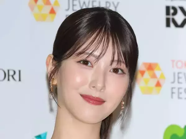浜辺美波、1430万円ジュエリーまとってランウェイ！「やはり緊張するなって」