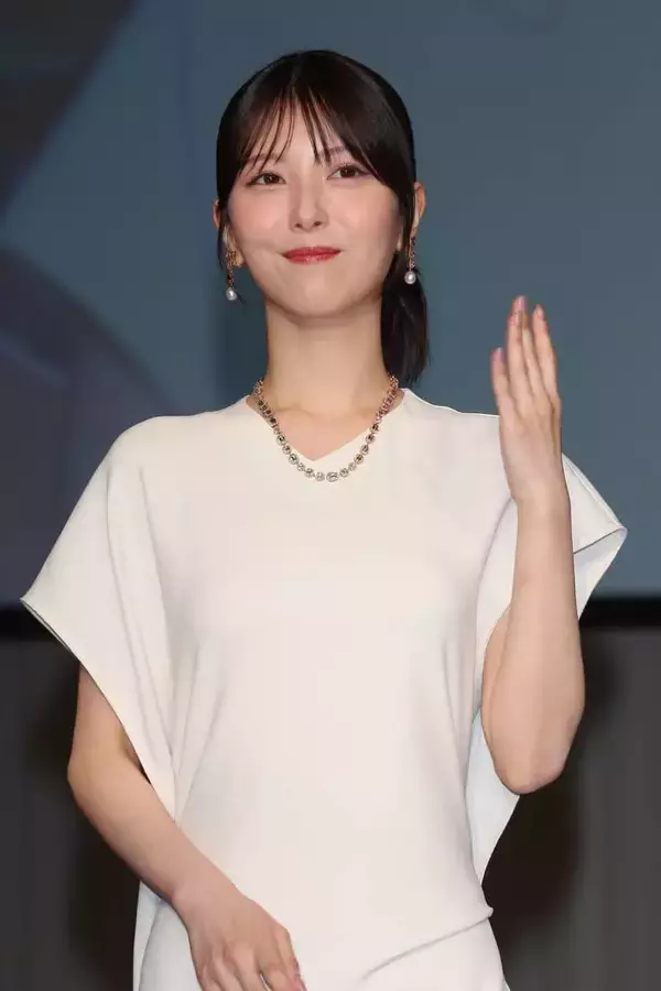 「浜辺美波、1430万円ジュエリーまとってランウェイ！「やはり緊張するなって」」の画像