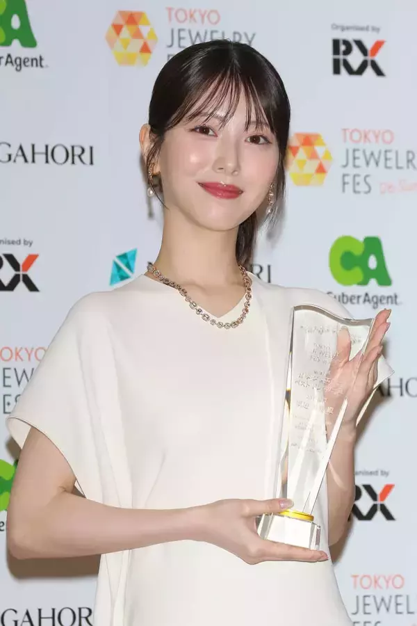 「浜辺美波、1430万円ジュエリーまとってランウェイ！「やはり緊張するなって」」の画像