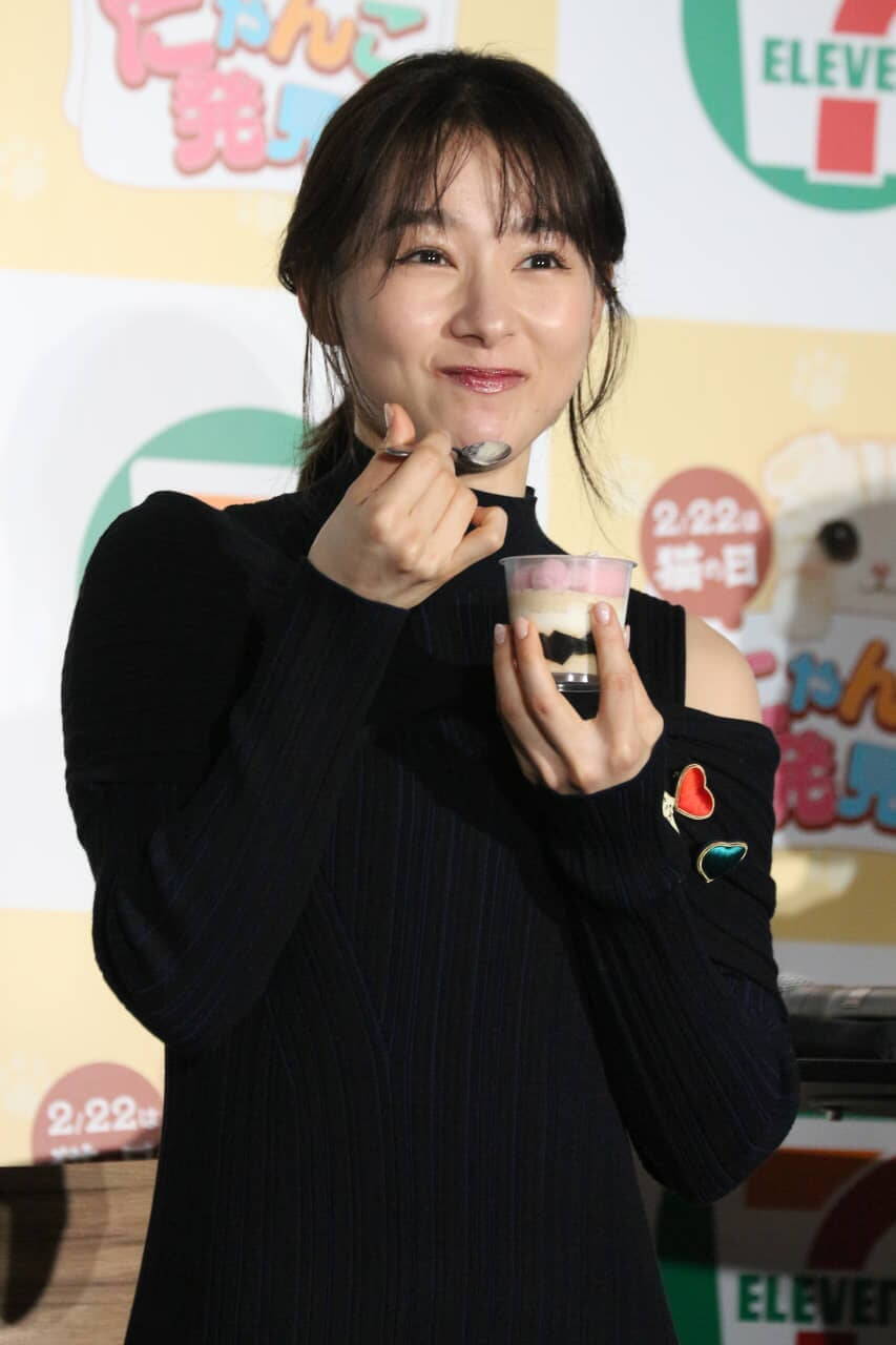 桜井日奈子「猫とスイーツは“たまらにゃい”」セブン-イレブン新商品発表会で猫愛が暴発！