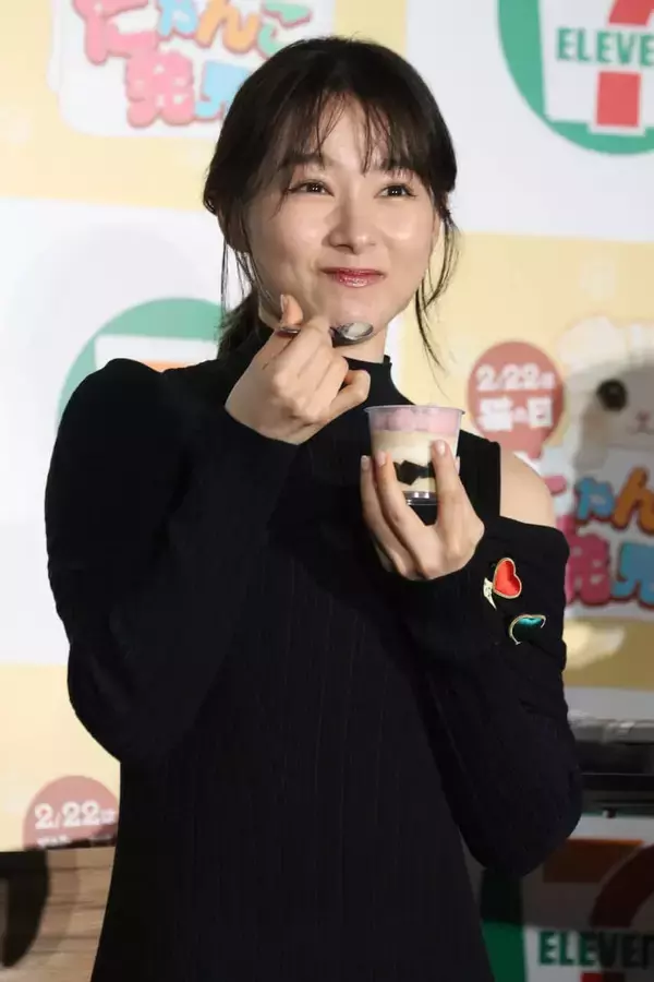 「桜井日奈子「猫とスイーツは“たまらにゃい”」セブン-イレブン新商品発表会で猫愛が暴発！」の画像