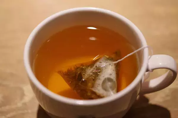 普段のティーバッグから最大147億個のプラスチック粒子が溶け出ている可能性が浮上
