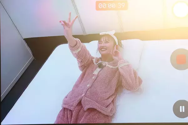 「ゆうちゃみがパジャマ姿で寝っ転がった！「かわいいですね！」エバースも大興奮」の画像