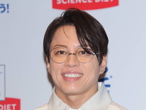西川貴教、愛犬2匹と「ペット腸活オフィサー」就任 トイプードル姉妹が映像初お披露目