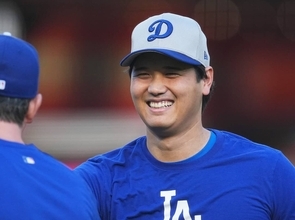 ワールドシリーズ開幕で大谷翔平が気合の球場入り！ジャケットの胸元にはデコピンを連れて…