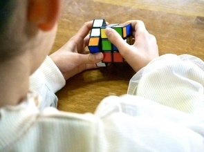 6歳児、ルービックキューブ女子世界記録を2度更新。きっかけは母親が通わせた習い事