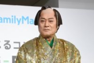 こすり続けて20年。松平健「マツケンサンバ」で今年も沸かす。ファミマ「あそべるコンビニ」イベントで大暴れ