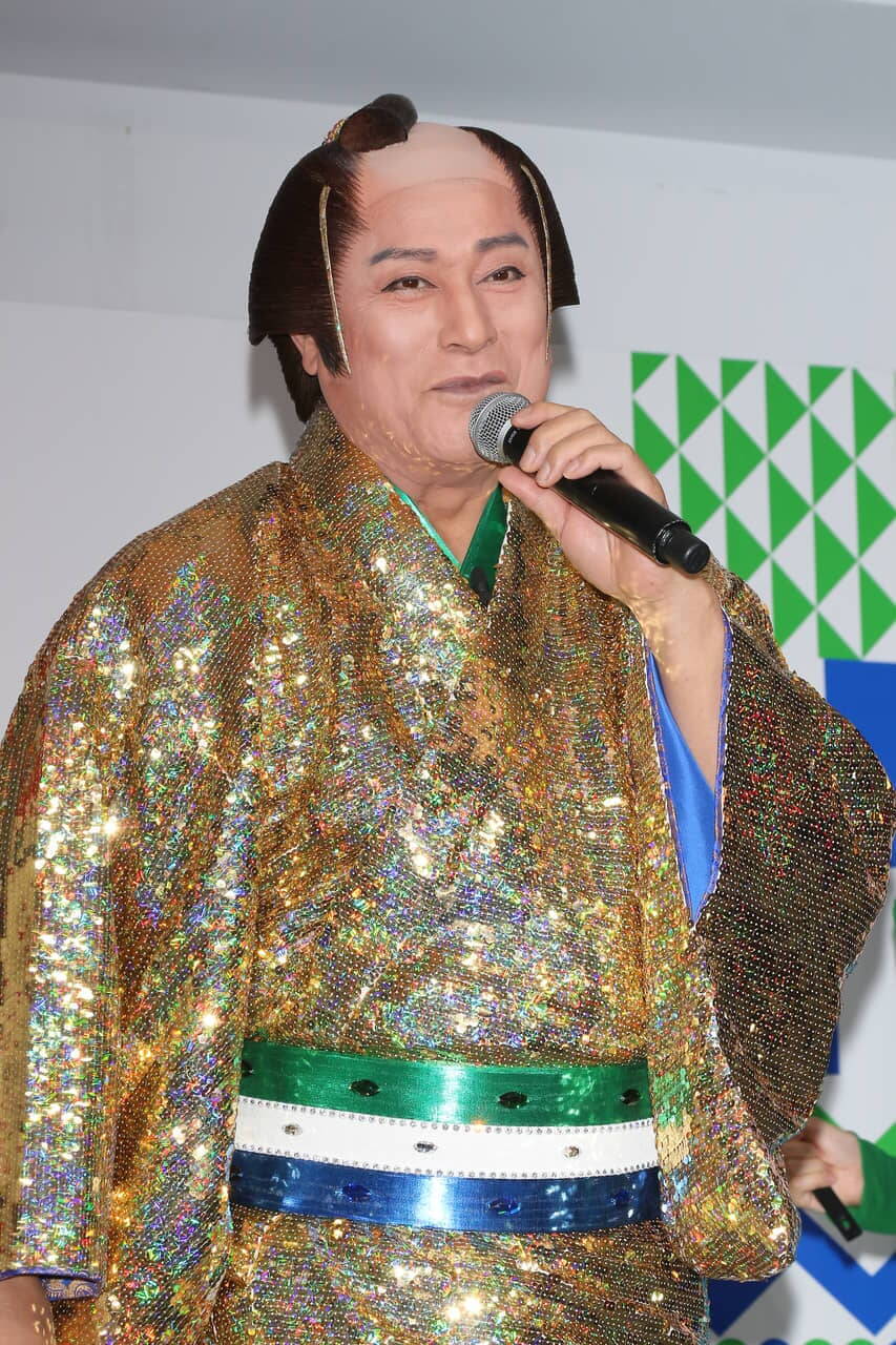 こすり続けて20年。松平健「マツケンサンバ」で今年も沸かす。ファミマ「あそべるコンビニ」イベントで大暴れ